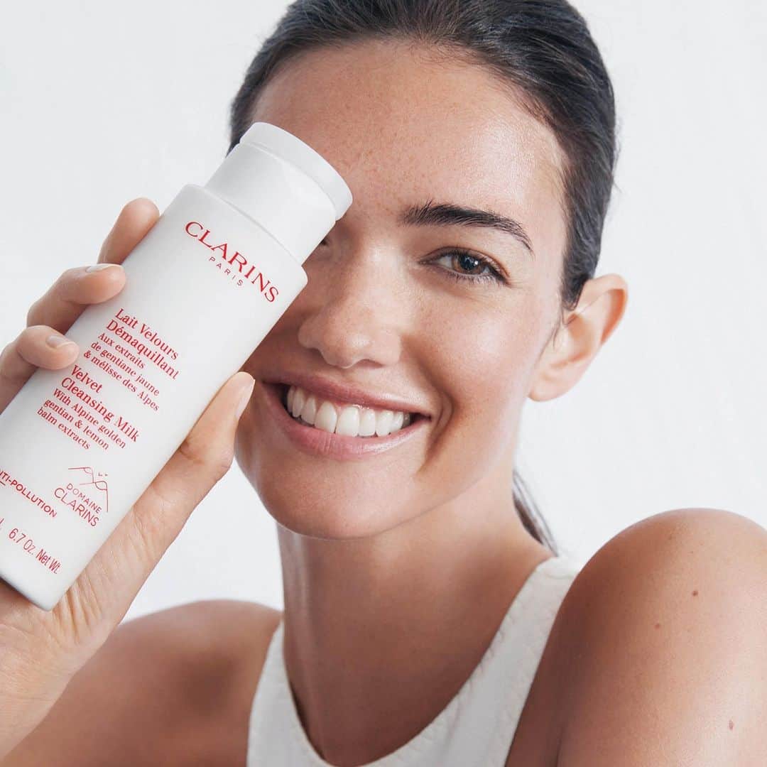 Clarins Australiaさんのインスタグラム写真 - (Clarins AustraliaInstagram)「Seriously soothing, our creamy cleansing milk is a gentle alternative to other cleansers 🥛 , formulated with Alpine plant extracts including Organic Golden Gentian and Organic Lemon Balm, the cleanser removes makeup and pollutants while boosting hydration!⁣ ⁣ #ClarinsAus #ClarinsSkincare #Cleansing #Toning #Microbiota #DomaineClarins」1月26日 7時00分 - clarinsanz