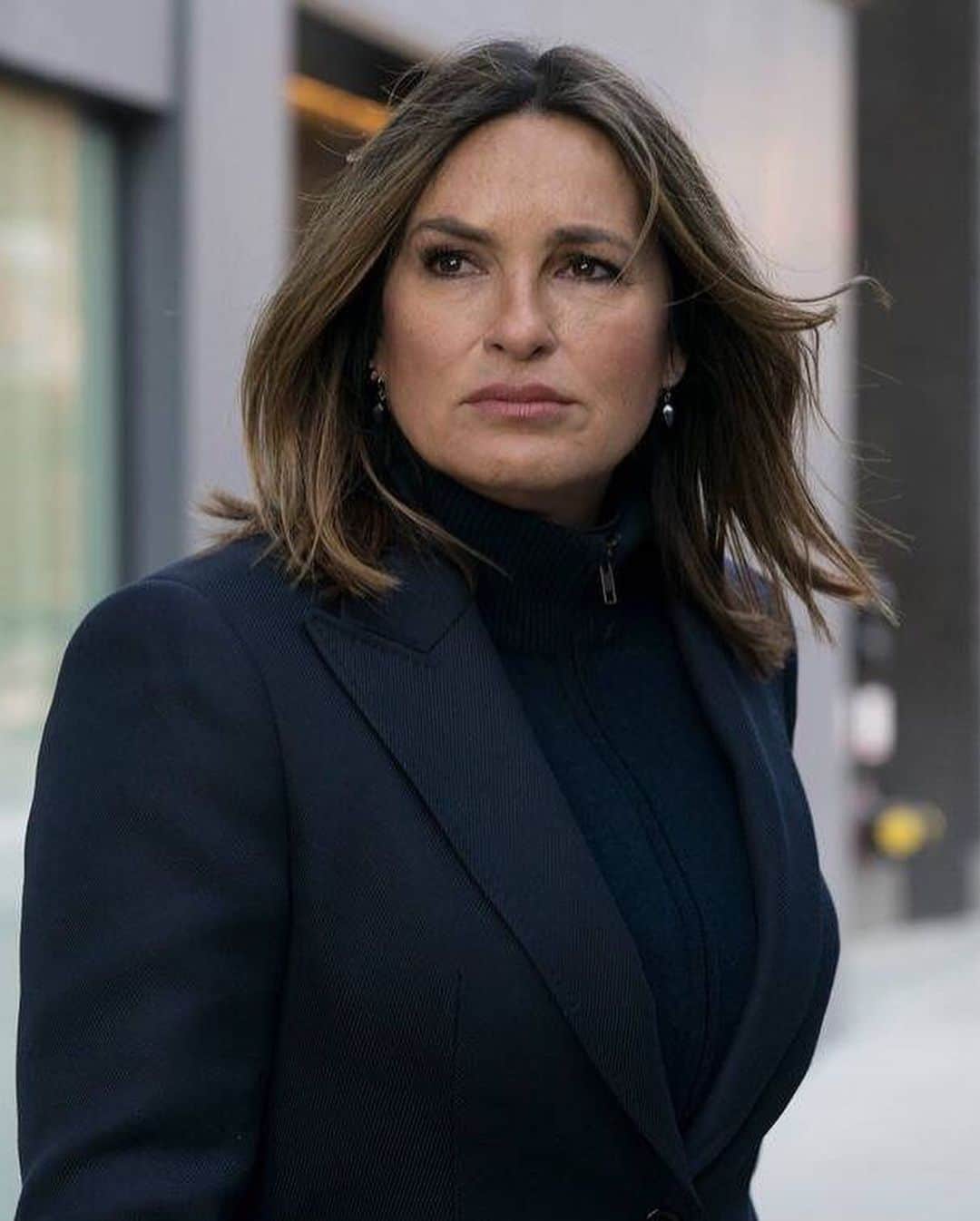 E! Onlineさんのインスタグラム写真 - (E! OnlineInstagram)「It was Mariska Hargitay's 57th birthday Saturday, so we're looking back at Olivia Benson's hairstory. Link in bio for her best and (DUN DUN) most shocking hair transformations throughout #LawAndOrder's 22 seasons. (📷: NBC)」1月26日 7時01分 - enews