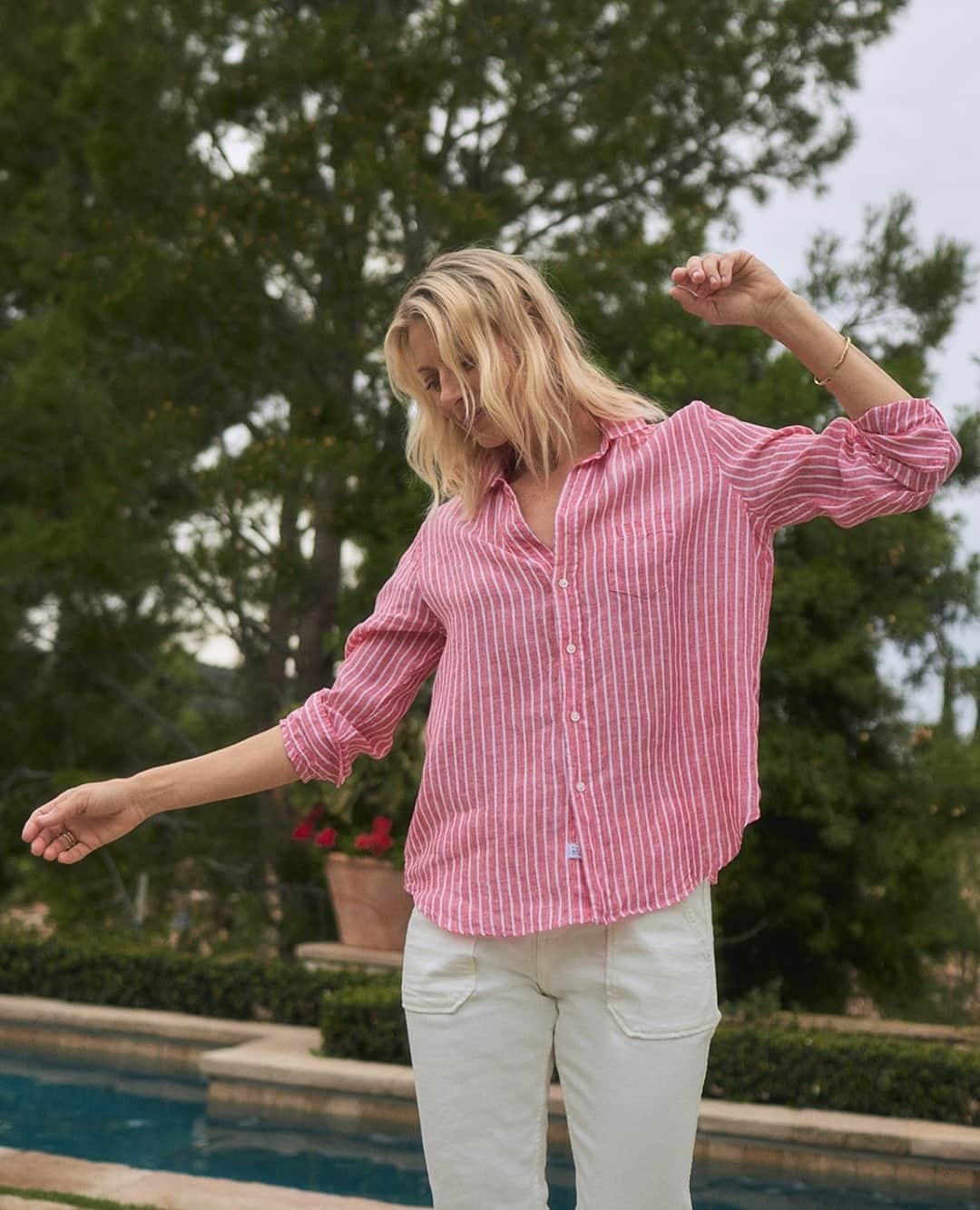 フランク&アイリーンのインスタグラム：「A selection of stunning styles on sale! Stock up on airy linens, chic stripes, and all your favorite silhouettes today. #FrankandEileen」