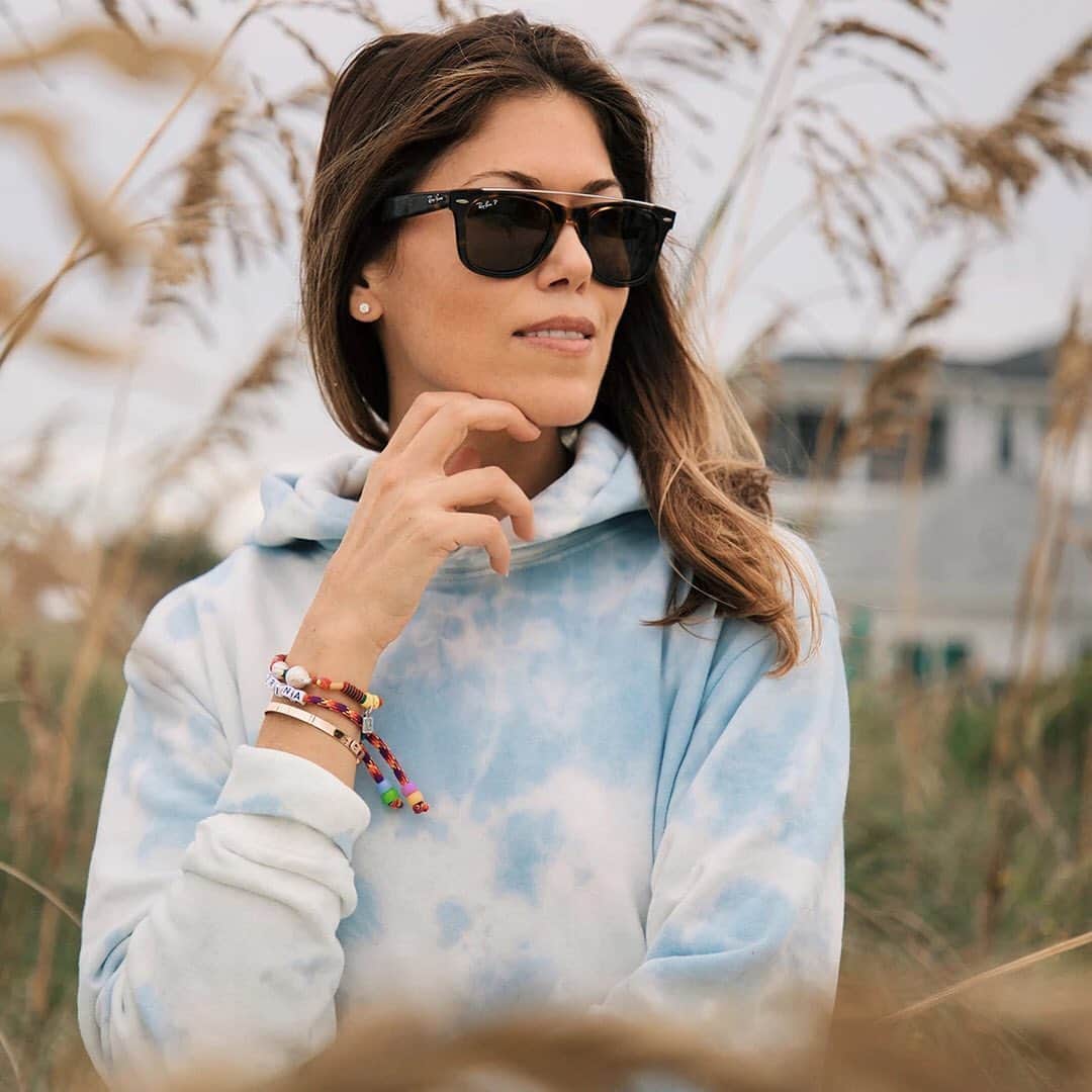 ダニジョーのインスタグラム：「Having a moment 🌾 @_amycommander_ in the Azure hoodie ✨」
