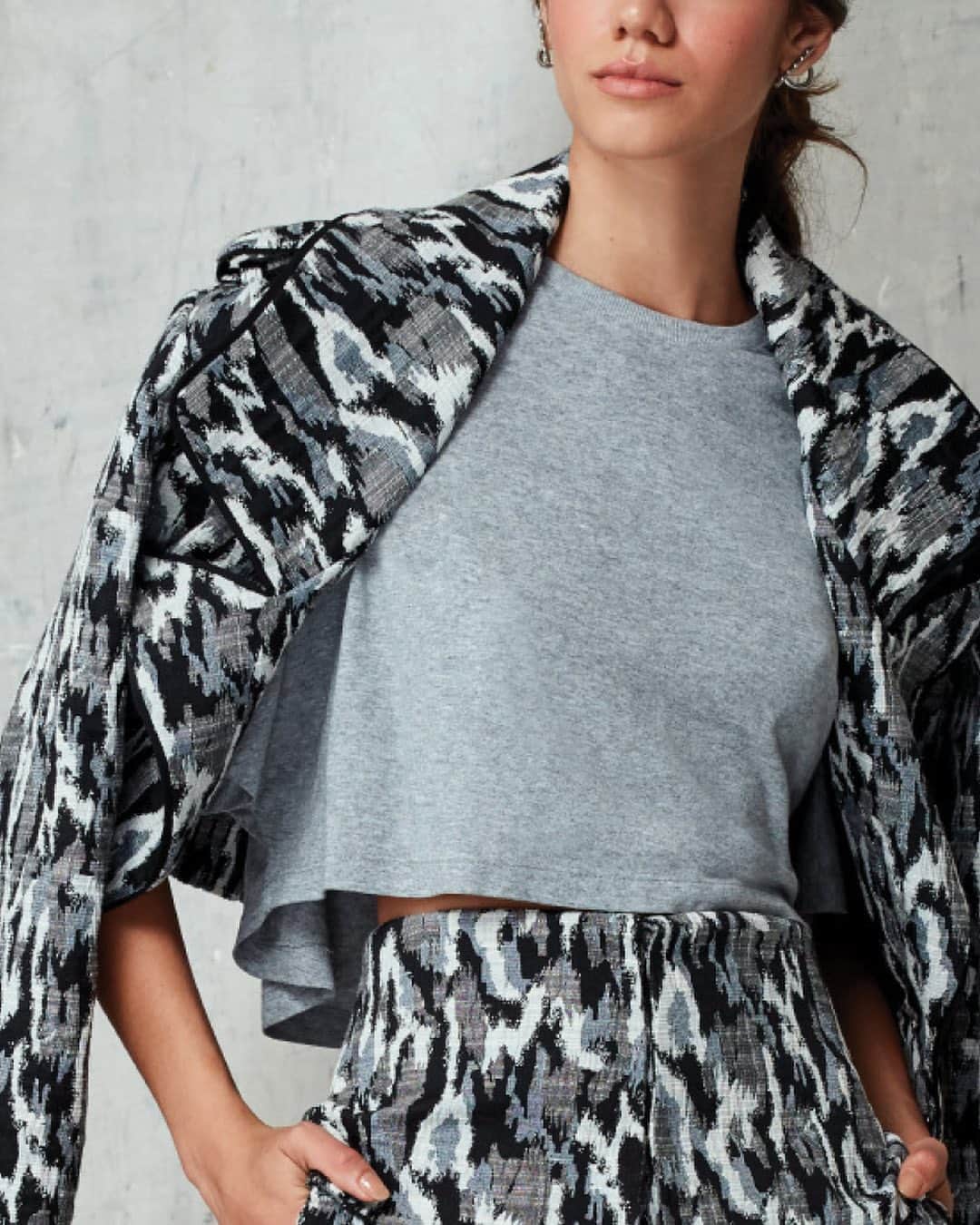 ロザ チャのインスタグラム：「EFFORTLESS CHIC • Para levar nosso conjunto ikat a um contexto casual, aposte no cropped de malha como base.   Compre em nosso site e receba em casa. #StaySafe   (Jaqueta ref.: 24.11.0473; Cropped ref.: 03.62.0084; Calça ref.: 18.11.2026)」