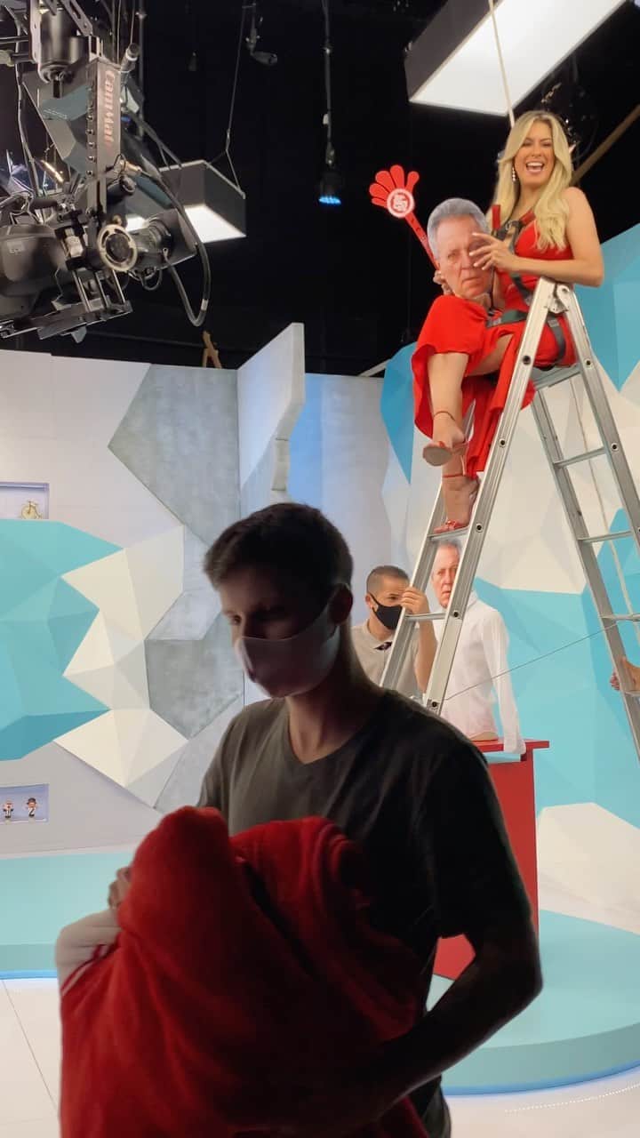 レナータ・ファンのインスタグラム：「Nossos bastidores são sempre animados! Hoje, estava impossível e feliz  de forma escancarada! Comemoro cada rodada e sigo assim!  Que vitória e vou comemorar este clássico vitorioso até o próximo acontecer 😂🎈❤️Vídeo @josigss」