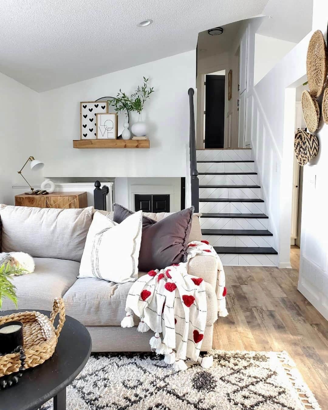 HomeGoodsのインスタグラム：「Spread the love! Pops of Valentine’s Day décor throughout the house will make your heart flutter 💕 (📸: @rusty_7s, @decor_doctor, @theoldhouseonmain, @kelsimsavage)」