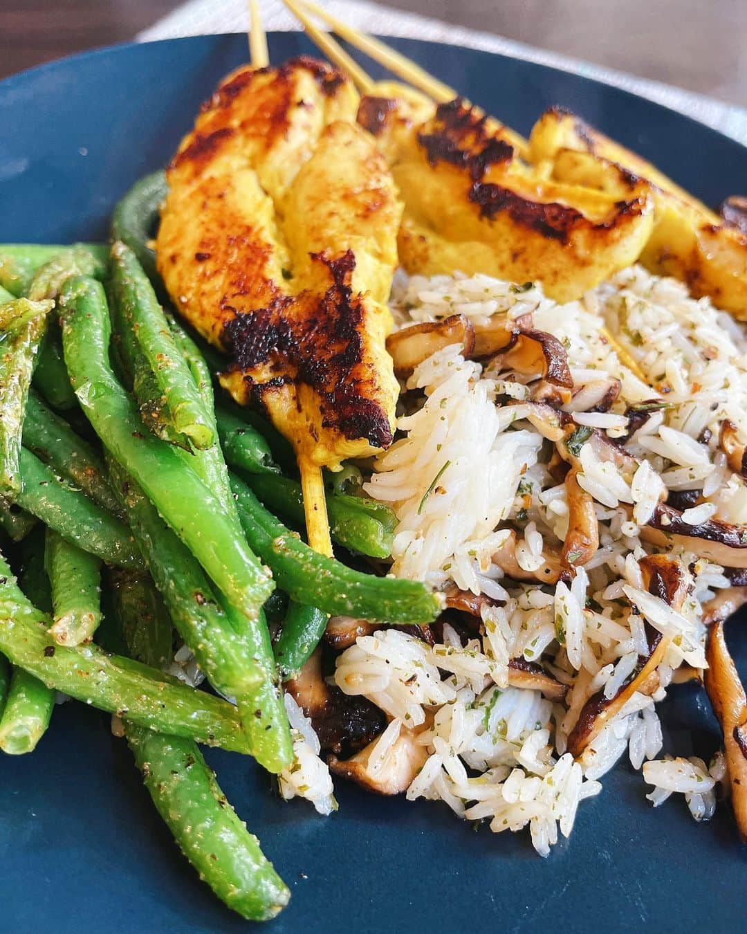 Sascha Barbozaのインスタグラム：「Pinchos de pollo (Chicken Satay)-este pollo queda espectacular! Tienen que hacerlo! Es una versión ligera de la receta de Chrissy Teigen de su libro Cravings.   Necesitas: . Lomitos de pechuga de pollo, aunque debe quedar delicioso con muslos de pollo deshuesados.  1 lata de leche de coco completa, sin azúcar, es de la leche que viene en una lata bien cremosa no la leche de cartón.  4 cucharaditas (de 5g) de sal marina. 1 cucharada (15g) de cúrcuma. 1 cucharadita de comino.  1/4 de taza de cilantro picadito. 8 dientes de ajo machacados.  2 sobrecitos de edulcorante.  1 cucharada de jengibre rayado.   Mezcla todos los ingredientes muy bien y deja marinando el pollo por un mínimo de 2 horas hasta 12 horas lo puedes dejar, mientras más tiempo mejor! Y luego saca los pollos y ponlos en el pincho de madera. cocina de cada lado en una plancha o parrilla.  . El arroz lo hice salteando hongos picados con un poquito de aceite de oliva, le agregué arroz basmati cocido, perejil seco, sal, pimienta. Queda delicioso.」