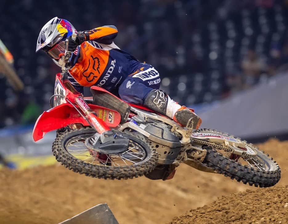 Honda Powersports USさんのインスタグラム写真 - (Honda Powersports USInstagram)「Red Rider Race Report  AMA Supercross finished its triple-header residency in Houston, where Team Honda HRC's Ken Roczen @kenroczen94 posted a second-place 450SX finish that put him in the points lead.  Fresh off his debut win at round 2, Jett Lawrence @jettson18 got a poor jump at the start of the 250SX East main event but steadily worked his way through the pack to eventually finish third. Lawrence also sits third in the title chase, six points out of the lead.   #ridered」1月26日 5時44分 - honda_powersports_us