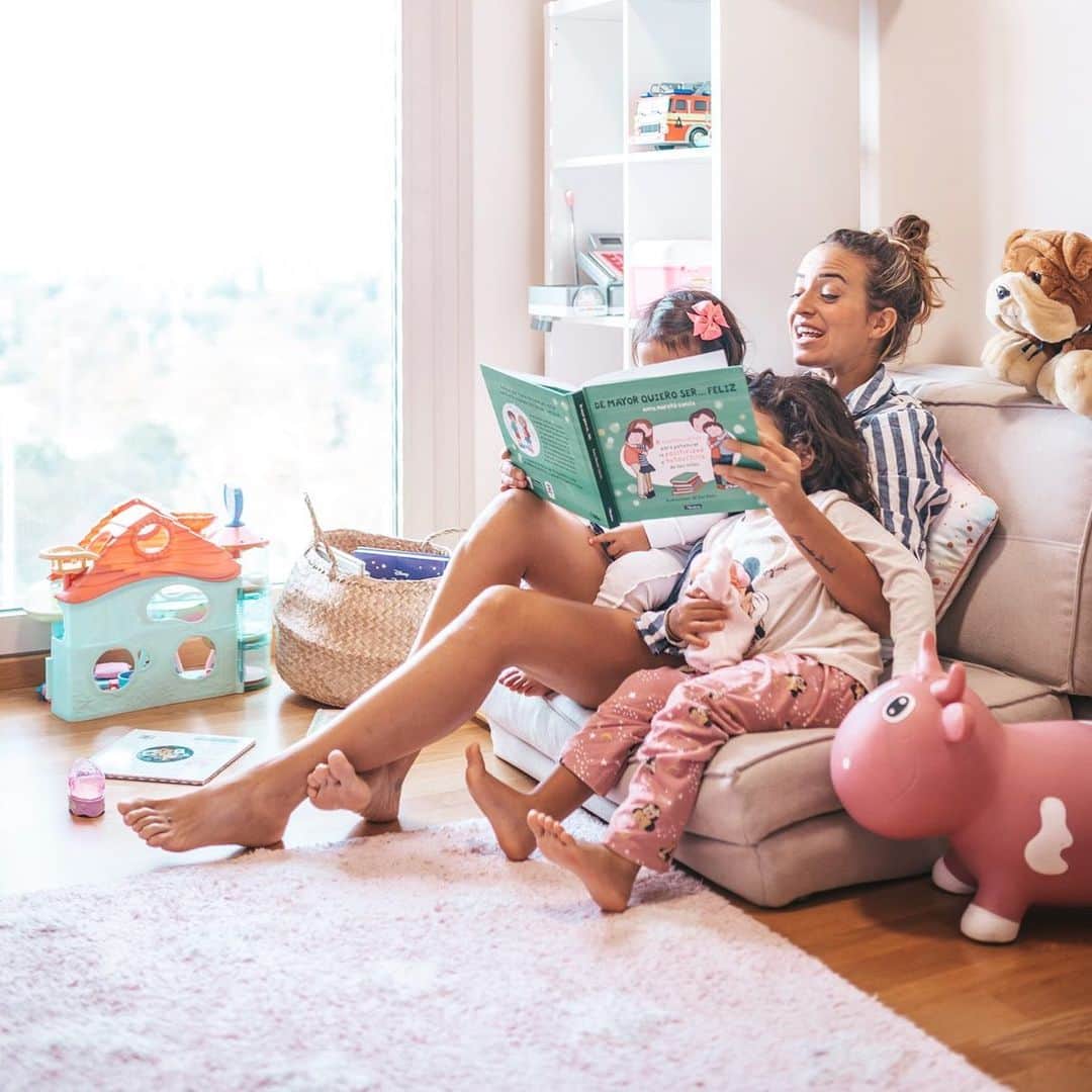 ジェマ・マリンのインスタグラム：「It is incredible how when you spend 24 hours with your daughters you need that moment for yourself in which  you gather energy to be at the foot of the canyon having two girls so young, however, when I come home after being 12 hours away working, and with an online dance class to do, the opposite happens to me, being with them after not having seen them for so many hours is what gives me energy. They give me strength and calm, even if they spend the day arguing 😅 But I arrive having missing them so much  that even if they argue, it tastes like glory  Does it happens to you too ?? How long does it take you to miss the fuss of your children ???  #parenting #motherhood #lovebeingamom #amosermama #happymom #lovemydaughters   Es increíble como cuando pasas 24 horas con tus hijas necesitas ese momento para ti en el que despejarte y y coger energías para estar al pie del cañón con lo que es tener a dos niñas tan pequeñas, sin embargo, cuando llego a casa después de estar 12 horas fuera trabajando, y con una clase de baile online por hacer, me ocurre totalmente lo contrario, estar con ellas después de no haberlas visto en tantas horas es lo que me da la energía. Me dan fuerza e incluso calma, aunque se pasen el día discutiendo 😅  Llego con tanto mono de hijas que  aunque discutan me sabe a gloria 🥰 Os pasa también??  Cuanto tiempo tardáis en echar de menos el jaleo de vuestros hij@s???」
