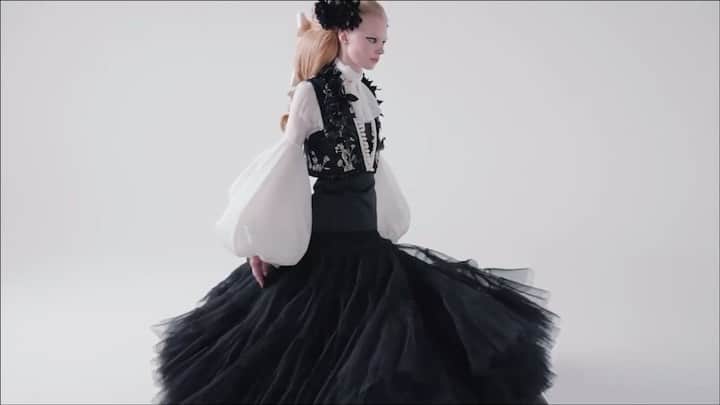 アンナ・デッロ・ルッソのインスタグラム：「@giambattistavalliparis by @giambattistavalli ❤️❤️❤️ Haute Couture S/21🦋✨  #hautecouture」