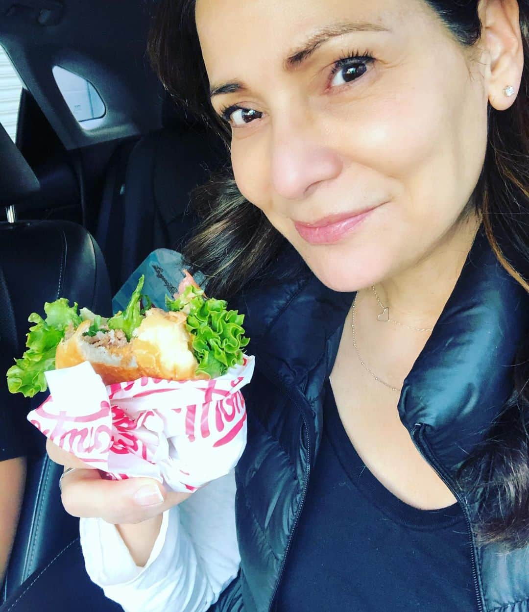 コンスタンス・マリーさんのインスタグラム写真 - (コンスタンス・マリーInstagram)「Yayayayayayayay for #MeatlessMondays THIS is my very first  @montysgoodburger and it is so damn good! #VEGAN AND #yummy  ✨💕✨  So happy to be able to go out and get one! #CovidSurvivor #Monday」1月26日 5時49分 - goconstance