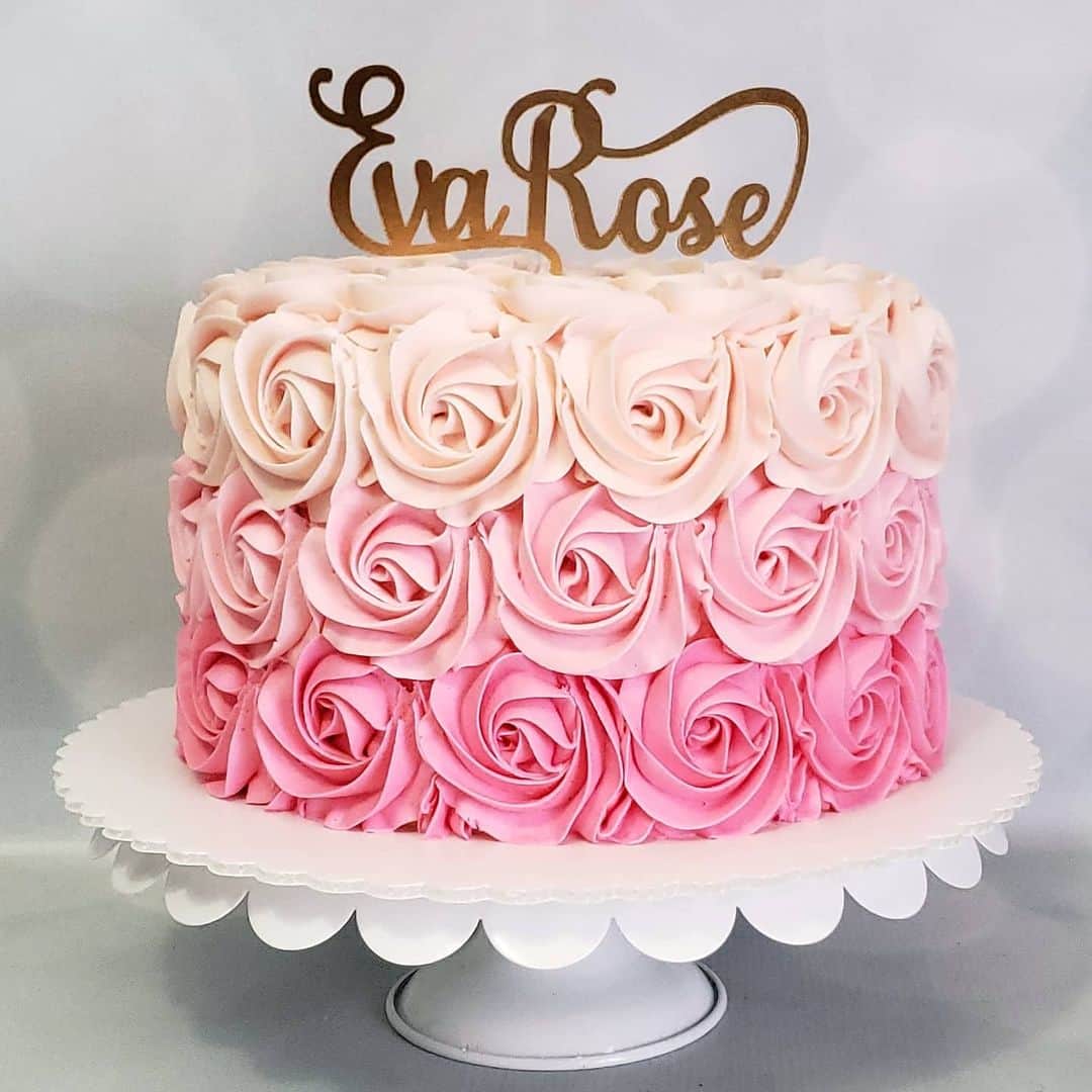 Honey Bee Cakesのインスタグラム：「Pink Rosette Cake Topper by @_paperprettiesbyili_」