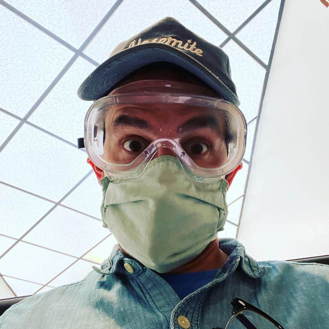 テイト・エリントンさんのインスタグラム写真 - (テイト・エリントンInstagram)「“Oh nothin much, just sitting in a room waiting to volunteer for a clinical trial of a new Coronavirus vaccine while looking completely F-ing insane.”」1月26日 5時52分 - tateellington