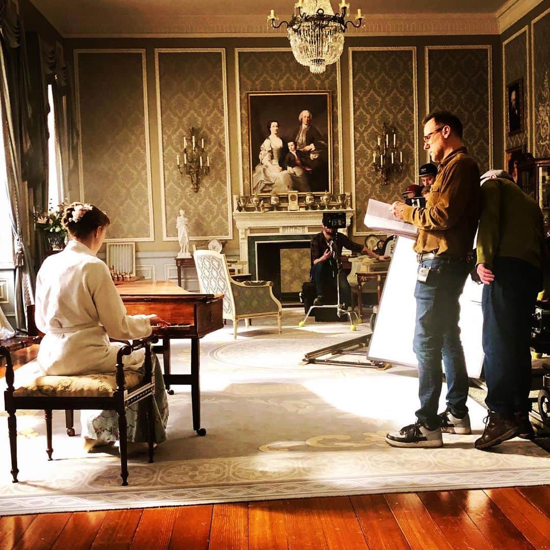 トム・ベリカのインスタグラム：「Well now...😏 https://deadline.com/2021/01/afi-awards-2020-television-winners-bridgerton-mandalorian-lovecraft-country-list-1234679859/」