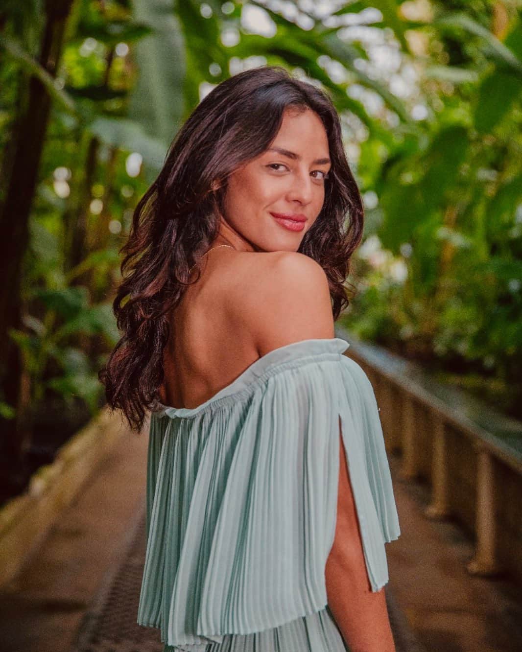 Yanna Lavigne 稲垣アンのインスタグラム：「Um ano que fui à Londres conhecer o Royal Botanic Gardens, Kew a convite de @herbalessencesbr , essa marca que amo tanto e não me canso de falar aqui. A experiência foi maravilhosa e eu amei conhecer essa instituição e entender mais sobre essa marca que tem mais de 40 anos de experiência ao redor do mundo e que veio com tudo para o Brasil! Sabiam que Herbal Esses é a única marca de cuidados com o cabelo com extratos botânicos certificados pelo Kew, conhecido como uma das autoridades mundiais em plantas? Essa certificação comprova que os extratos botânicos presente nos produtos da marca são reais! Demais, né? #Publi #MeuMomentoHerbal」