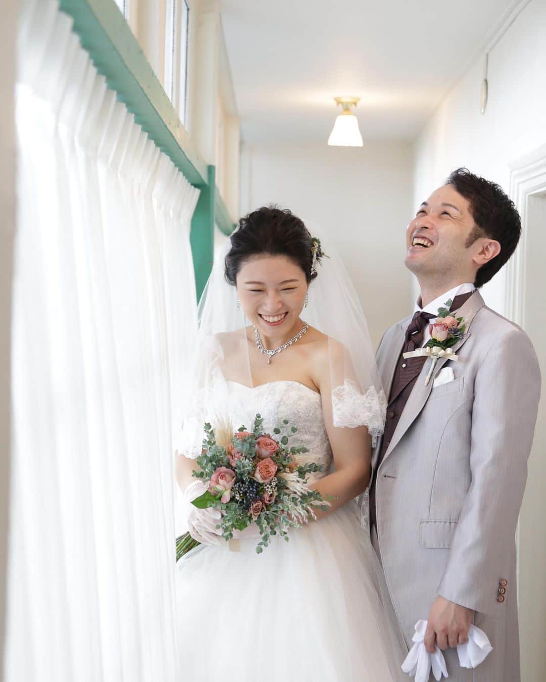 のインスタグラム：「＊ @sassoon_weddingplace  ・ 結婚式の日こそお2人の自然な笑顔で♪  #サッスーン邸 #神戸北野サッスーン邸 #神戸結婚式 #北野結婚式 #北野異人館 #関西結婚式場 #イベント会場#会場貸し #貸切ウエディング #神戸イベントスペース#異人館ウェディング #神戸前撮り #神戸撮影スタジオ #歴史的建造物 #アンティークウェディング #邸宅ウェディング #ガーデンウェディング #北野異人館 #ウェディングパーティー #少人数ウエディング #ゲストハウスウェディング#神戸デート#フォトウェディング神戸 #ロケーションフォト」