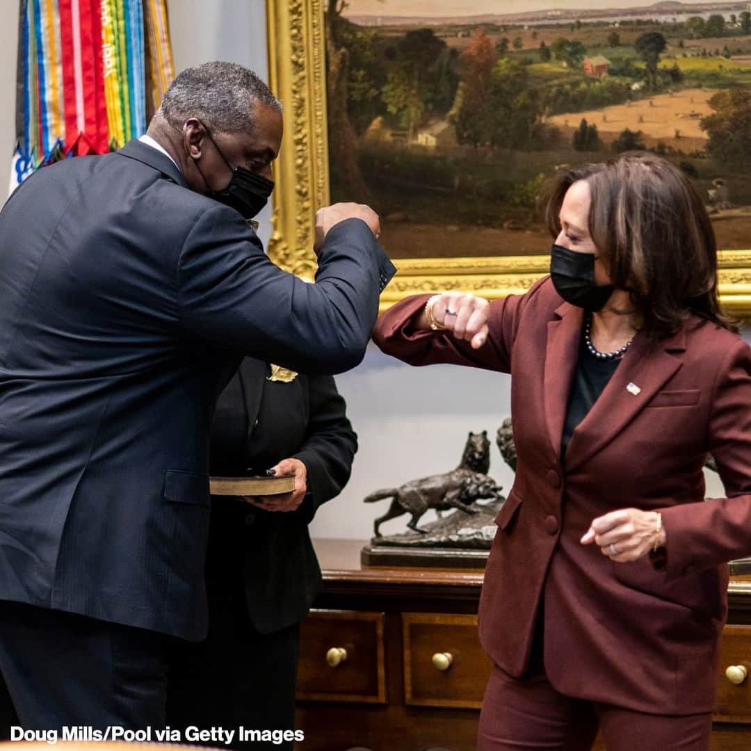 ABC Newsさんのインスタグラム写真 - (ABC NewsInstagram)「Secretary of Defense Lloyd Austin elbow bumps Vice President Kamala Harris during his ceremonial swearing-in at the White House.」1月26日 6時02分 - abcnews