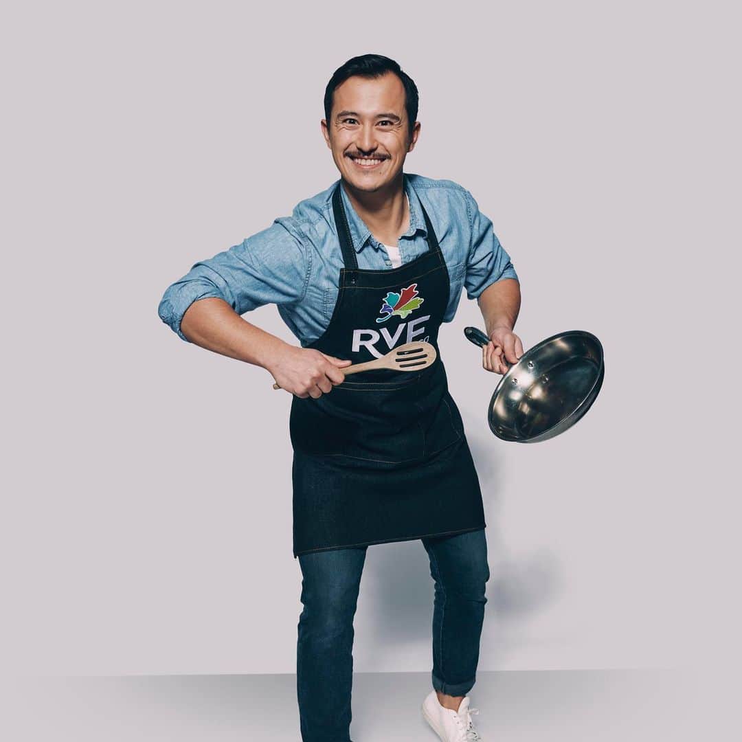 パトリック・チャンのインスタグラム：「J’ai l’honneur d’annoncer que je suis l’hôte du concours des Rendez-vous de la francophonie 2021  Party de cuisine! Nous voulons savoir ce qu'est votre recette préférée et ce que cela signifie pour vous! Je vous présente un plat Mee Goreng. C’est l’une des premières recettes que ma femme et moi ont préparé ensemble. La saveur extraordinaire me rappelle de mes voyages de surf en Indonésie.  Donc, vous êtes invités à soumettre votre recette préférée. Aujourd'hui jusqu’au 25 février pour votre chance de gagner des prix fantastiques! Visitez RVF.ca pour tous les détails du concours!  I’m honoured to announce that I’m hosting Les Rendez-vous de la francophonie 2021 Kitchen Party contest! We want to know what your favourite recipe is and what it means to you! I’m submitting a Mee Goreng dish. It’s one of the first recipes my wife and I cooked together. The tremendous flavour reminds me of my surfing trip to Indonesia years ago!  So, Canadians, you are officially invited to submit your favourite recipe between today and February 25th for your chance to win fantastic prizes! Visit RVF.ca for all contest details!   #RVFranco #Partydecuisine #KitchenParty #EnterToday」