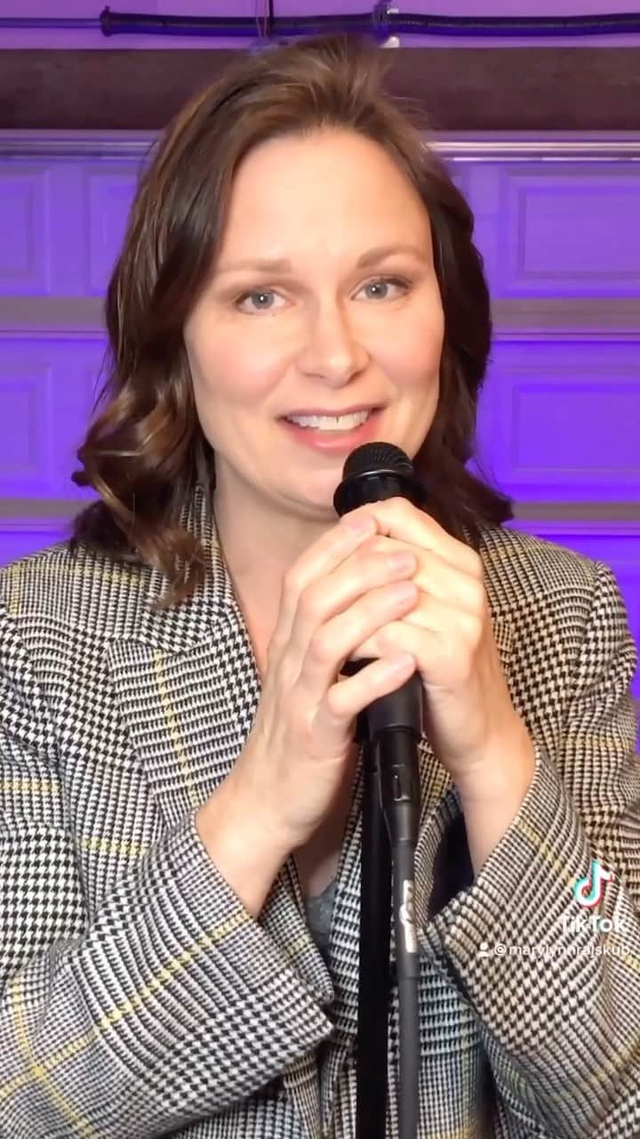 メアリー・リン・ライスカブのインスタグラム：「Answering your most burning questions and then some in my new comedy special Mary Lynn Rajskub: Live from the Pandemic LINK IN BIO #24 #standup #comedy #marylynnrajskub #actor #mom #acting #money #lifestyle #gucci」