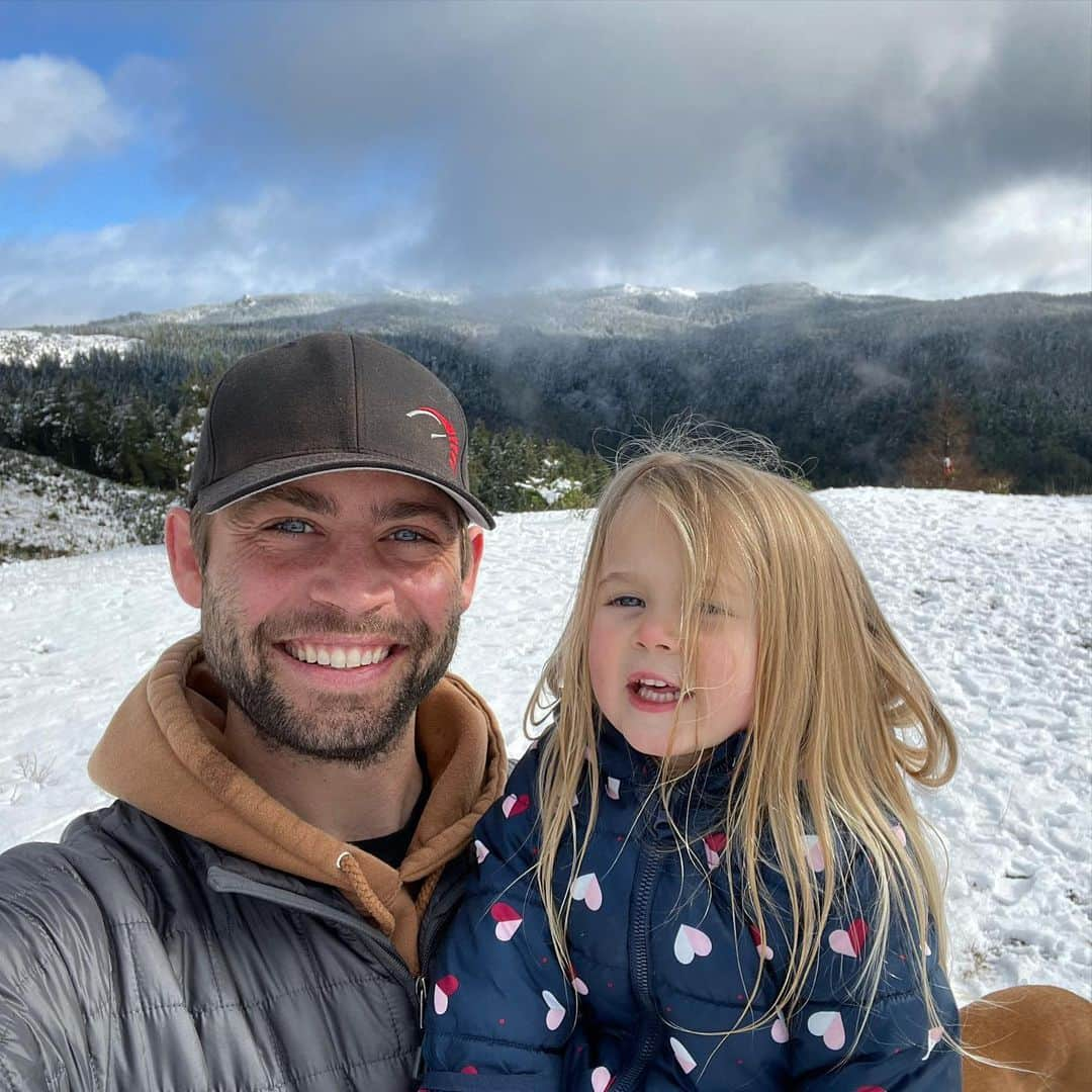 コーディー・ウォーカーのインスタグラム：「Took #RemDogg and the whole pack to find some snow today. We played some tunes from #Frozen and inevitably had to build a #snowman ⛄️ #OregonCoast #GoldBeach #pacificroguewagyu」