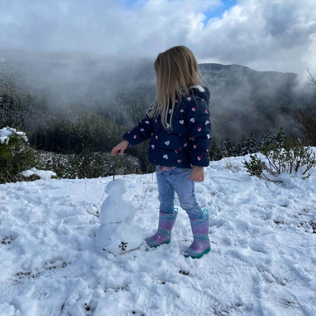 コーディー・ウォーカーさんのインスタグラム写真 - (コーディー・ウォーカーInstagram)「Took #RemDogg and the whole pack to find some snow today. We played some tunes from #Frozen and inevitably had to build a #snowman ⛄️ #OregonCoast #GoldBeach #pacificroguewagyu」1月26日 6時27分 - codybwalker