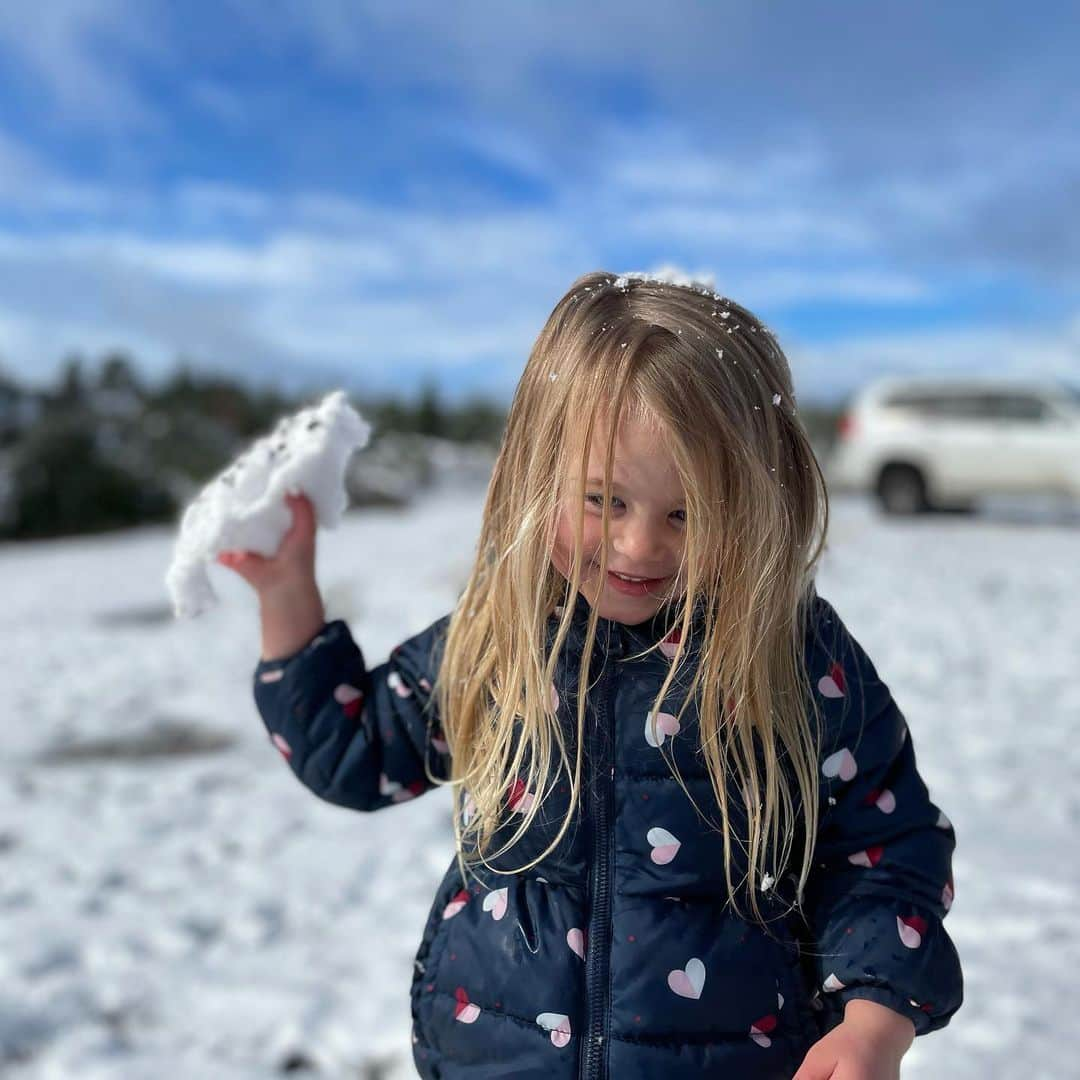 コーディー・ウォーカーさんのインスタグラム写真 - (コーディー・ウォーカーInstagram)「Took #RemDogg and the whole pack to find some snow today. We played some tunes from #Frozen and inevitably had to build a #snowman ⛄️ #OregonCoast #GoldBeach #pacificroguewagyu」1月26日 6時27分 - codybwalker