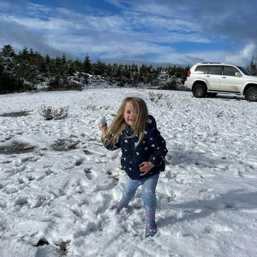 コーディー・ウォーカーさんのインスタグラム写真 - (コーディー・ウォーカーInstagram)「Took #RemDogg and the whole pack to find some snow today. We played some tunes from #Frozen and inevitably had to build a #snowman ⛄️ #OregonCoast #GoldBeach #pacificroguewagyu」1月26日 6時27分 - codybwalker