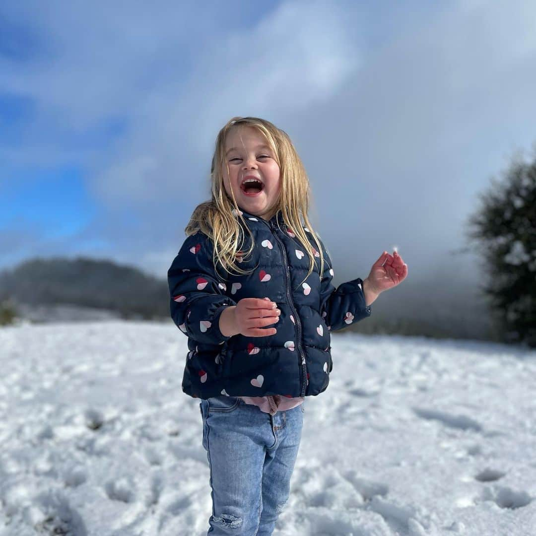 コーディー・ウォーカーさんのインスタグラム写真 - (コーディー・ウォーカーInstagram)「Took #RemDogg and the whole pack to find some snow today. We played some tunes from #Frozen and inevitably had to build a #snowman ⛄️ #OregonCoast #GoldBeach #pacificroguewagyu」1月26日 6時27分 - codybwalker