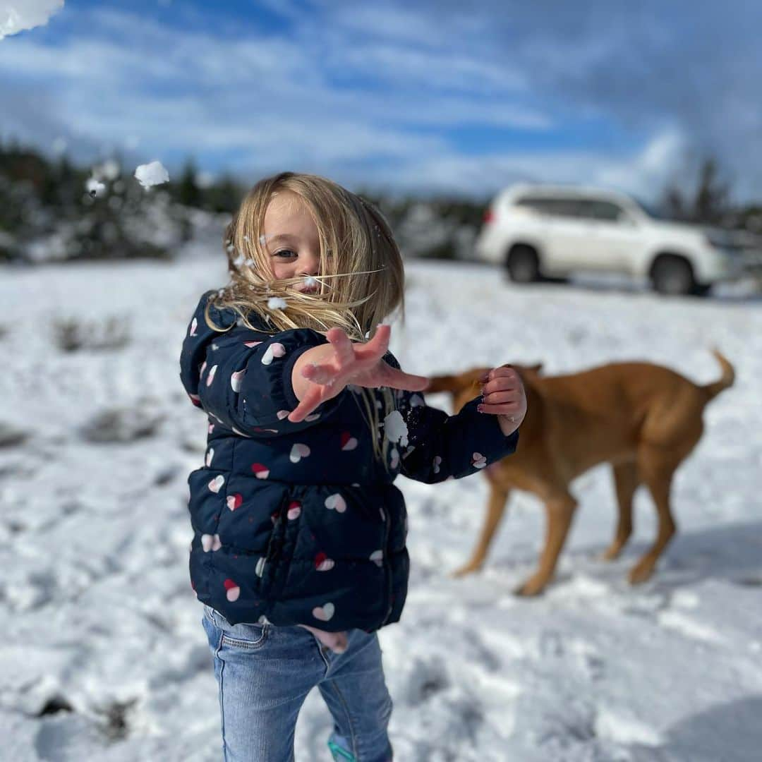 コーディー・ウォーカーさんのインスタグラム写真 - (コーディー・ウォーカーInstagram)「Took #RemDogg and the whole pack to find some snow today. We played some tunes from #Frozen and inevitably had to build a #snowman ⛄️ #OregonCoast #GoldBeach #pacificroguewagyu」1月26日 6時27分 - codybwalker