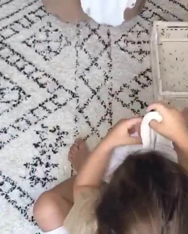 近藤麻理恵のインスタグラム：「How precious is this video of certified KonMari Consultant @moi_joy_hila and her son folding? 🤗」