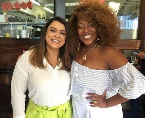 Preta Gilのインスタグラム：「Hoje é aniversário da minha comadre, professora, amiga, agenciada, irmã @tiamaoficial !!! Você é um presente em minha vida, hoje é seu dia e eu agradeço a Deus e a nossa mãe Oxum por sua existência e resistência!! Hoje eu só quero lhe agradecer por todo amor que trocamos !!!! Parabéns luz da minha vida !!!」