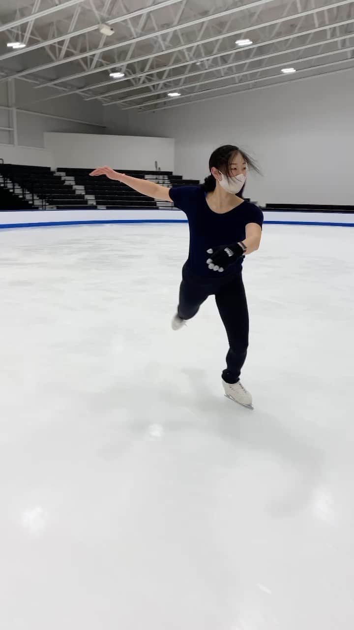 長洲未来のインスタグラム：「Salchows are my least favorite jump....so to gain confidence in the timing, I have to be as repetitive as this song 😂」