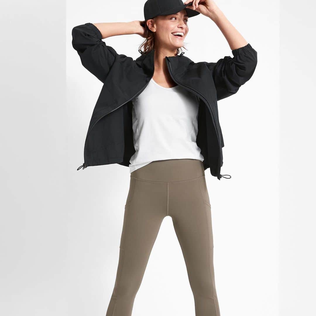 Banana Republic のインスタグラム：「Hoping to squeeze in a quick workout before your next virtual meeting? Our newest line of performance wear lets you transition easily from screen to squats. Tap to shop the look. #BRStandard」