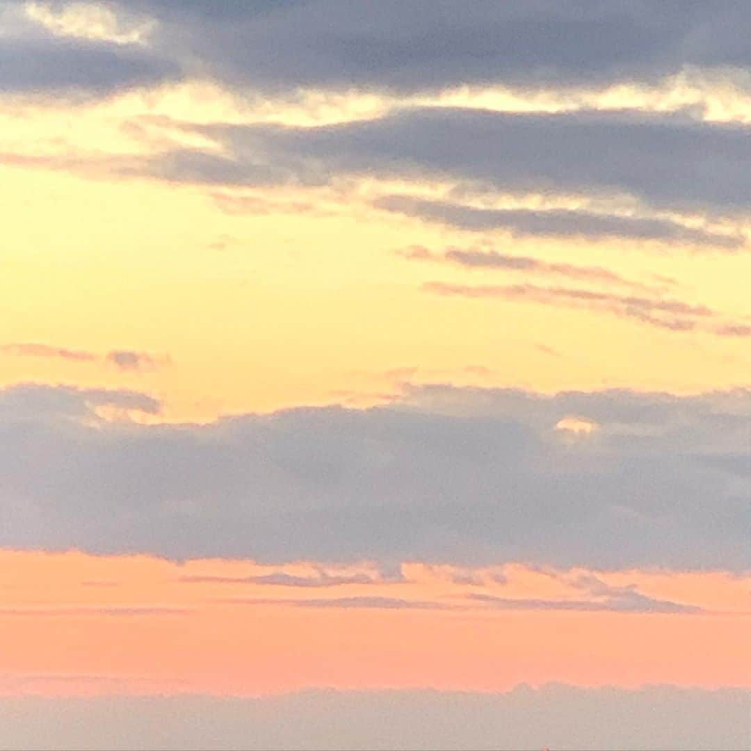 竹井亮介のインスタグラム：「2021年1月26日。 柔らかなオレンジ。 #今朝の色  #空」