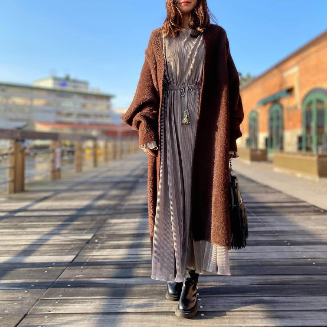 HandmadeLaboのインスタグラム：「ウエストのフリンジリボンとお袖のポワン感に一目惚れ♡    @mite__official  のワンピースです👗 早く一枚で着れる季節になって欲しいな〜୨୧ *⑅❤︎  #mite#ママコーデ#ミテガール#mineby3mootd#楽天お買い物部#プチプラコーデ#mamagirl#ロングカーディガン#ロングワンピース#ブラウンコーデ #リラックスコーデ」