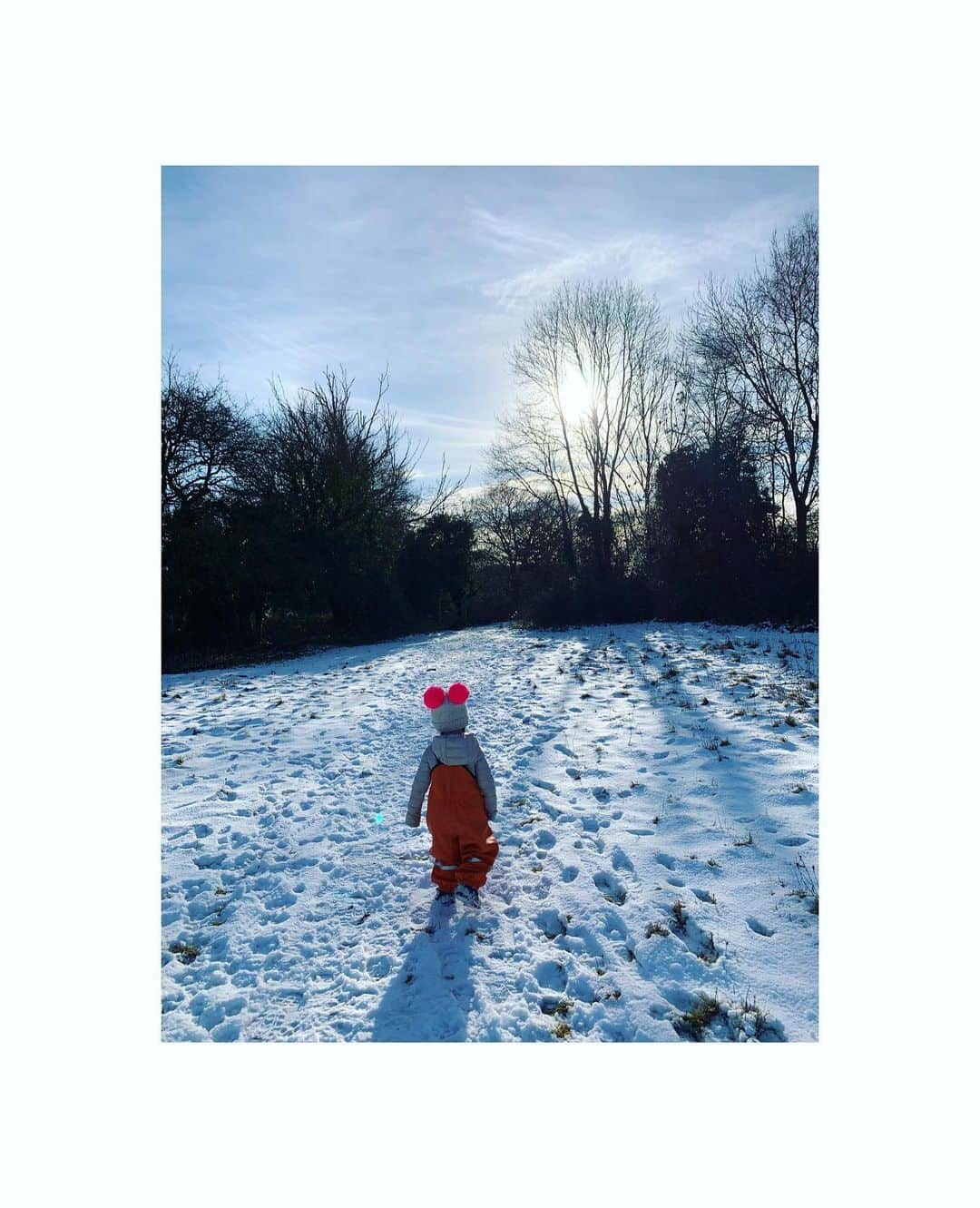 ダイアナ湯川のインスタグラム：「And for a moment I forgot about all the craziness in the world...  . . . . #daughters #sisters #snow #happiness #mothernature #beauty #preciousmoments #covidtimes #lockdown #childhood #motherhood #memories」