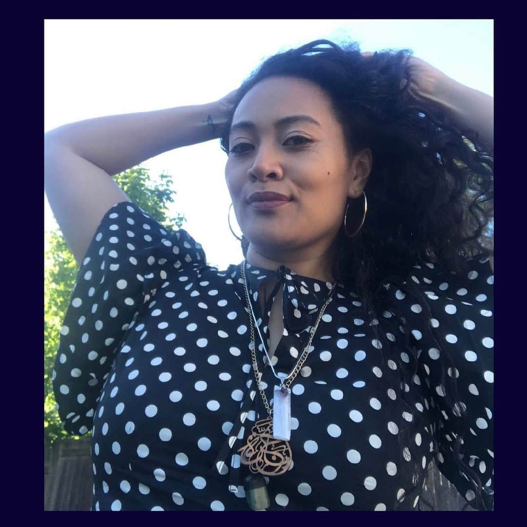 Grace Bonneyのインスタグラム：「@moanaloveniu: Day 1: I have always dreamed of being an artist. Drawing + painting was my first language. I could draw and paint for hours. As a child, my family would take road trips from Utah to Los Angeles, going to all the Museums. At 19, I study abroad in Florence, Italy in college. At 20, when I get accepted into the Yale program of Art, I say to myself, Yes, I am on my way of being an Artist! The last day of showing all our student work, all my art professors tell me in front of the student body, "You are not a painter, you will never make it, you gotta choose something else, Moana." I am devastated and mortified. I am so embarrassed. I believe them instead of believing in myself. I say to myself, "Yep, I'm not an artist. Who was I kidding? I'm so stupid, stupid, stupid, stupid." I drop out of graduate school and I stuff this dream way inside of me.  6 years later, I'm secretly painting but I don't ever share my paintings to the public. Only to my best friend, Amazi. I am closed up and definitely not sharing my heart. I don't trust myself. I have given up on myself. Every time I see an artist present their work, I'm jealous. I secretly say to myself, "I want to do exactly that but then I also say, Ughhhh, I can never do that. As I grow and develop myself, I discover the only thing holding me back is myself. I create the possibilities of being confident and free! One night, I take pictures of all my paintings in my apartment I have been hiding all these years and I create a portfolio. I go online and make a list of galleries, museums, schools even restaurants. I start sending my resume and portfolio to all these places. The next day, I put on my favorite artist dress, bright crimson red and I go in person to the galleries and museums on my list and I introduce myself as the artist I am.  A few months later, I'm rushing to teach my next art class in the South Bronx and I get an unknown call, I answer, Helllllllllo? On the other line I hear, “Hello, is this Mwaaa-ana?” I say “Yeeees, they say, "We have seen your artwork and we would like to invite you to come to Los Angeles to paint 8 walls of our Middle School!!!" #MoanaLove」