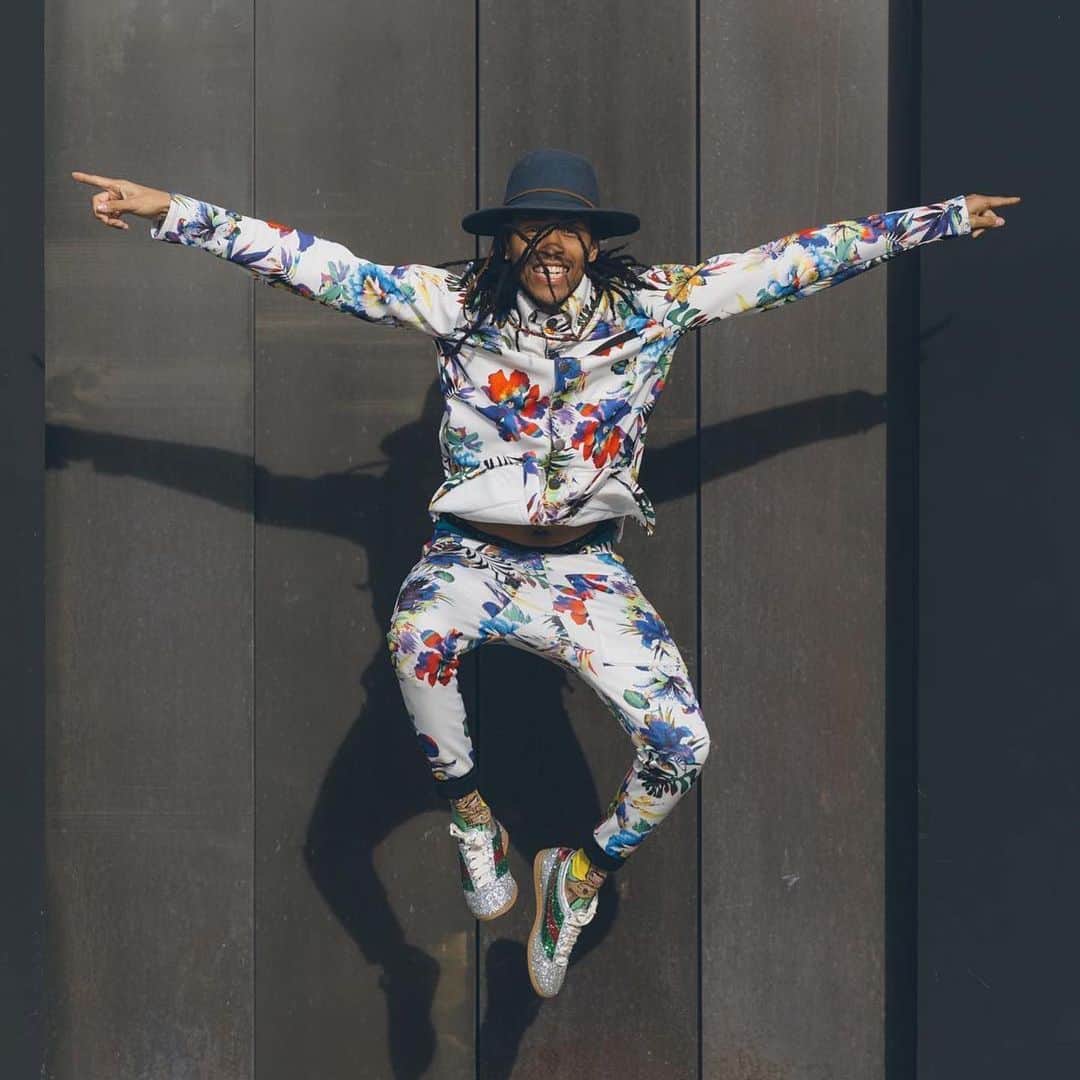 Lil Buckのインスタグラム：「Today is the Birthday of a true champion on life. When I stop and really think of all the things we’ve done together and you have done on tour own that has impacted so many lives on a global scale.. It’s truly amazing, because it started with something as simple as wanting to dance. Congratulations on 33 years of Health and Believing in yourself 🙏🏾 enjoy your day @jonboogz 🎉🍾」