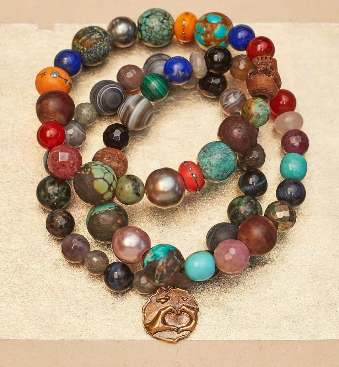 キャサリン ミッシェルさんのインスタグラム写真 - (キャサリン ミッシェルInstagram)「The really big bracelet you know you want. Each is different. Tahitian pearls, ruby, sapphire, turquoise, ancient temple beads and more: DM or in@catherinemichiels.com for your custom order 🌸💓🕊. @theohanaworkshop 📷.#jewelryasmedecinecm #precious #love #valentines #madewithaloha #madeinhawaii #customorder A #mensfashion #mensjewelry #bracelets」1月26日 6時46分 - catherinemichiels
