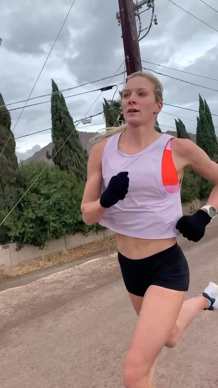 エマ・コバーンのインスタグラム：「Heyyyy I was workin out on the canal today. It was a big session and I put on my big girl pants (these tiny shorts) and crushed it. Woo. (Also song is an Afterglow cover by @_nick_harris) #workout #motivationmonday」
