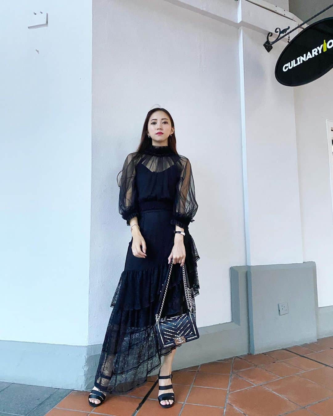 片山夏実のインスタグラム：「Outfit. tops #aliceandolivia  skirt #aliceandolivia  bag #chanel shoes #chanel . . #singapore #シンガポール #ootd」