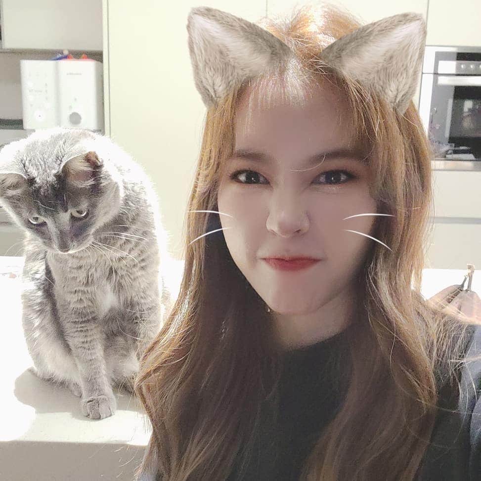 サニー のインスタグラム：「엄마의 애교... 관심없는 아들랑구!!!!! #후추 그러기야?!😖」
