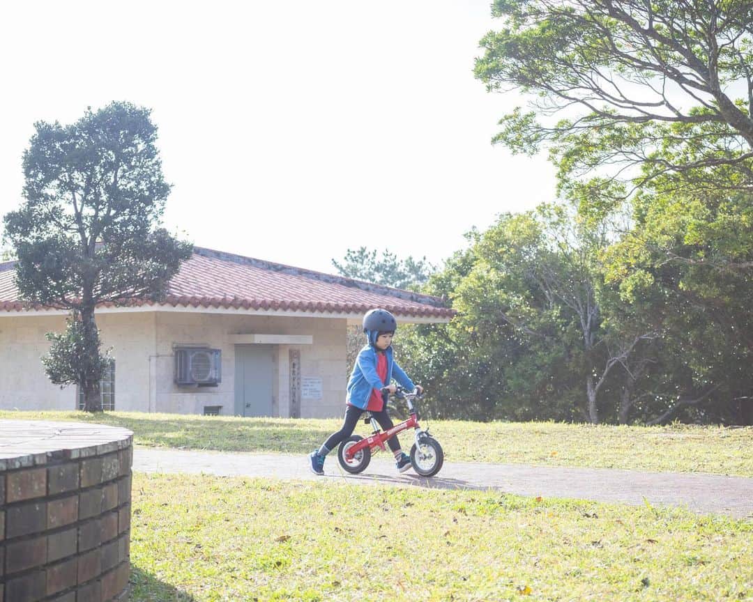 のインスタグラム：「凧上げを早々に諦めた次男はストライダー的なやつを練習。  #沖縄 #移住 #子育て」