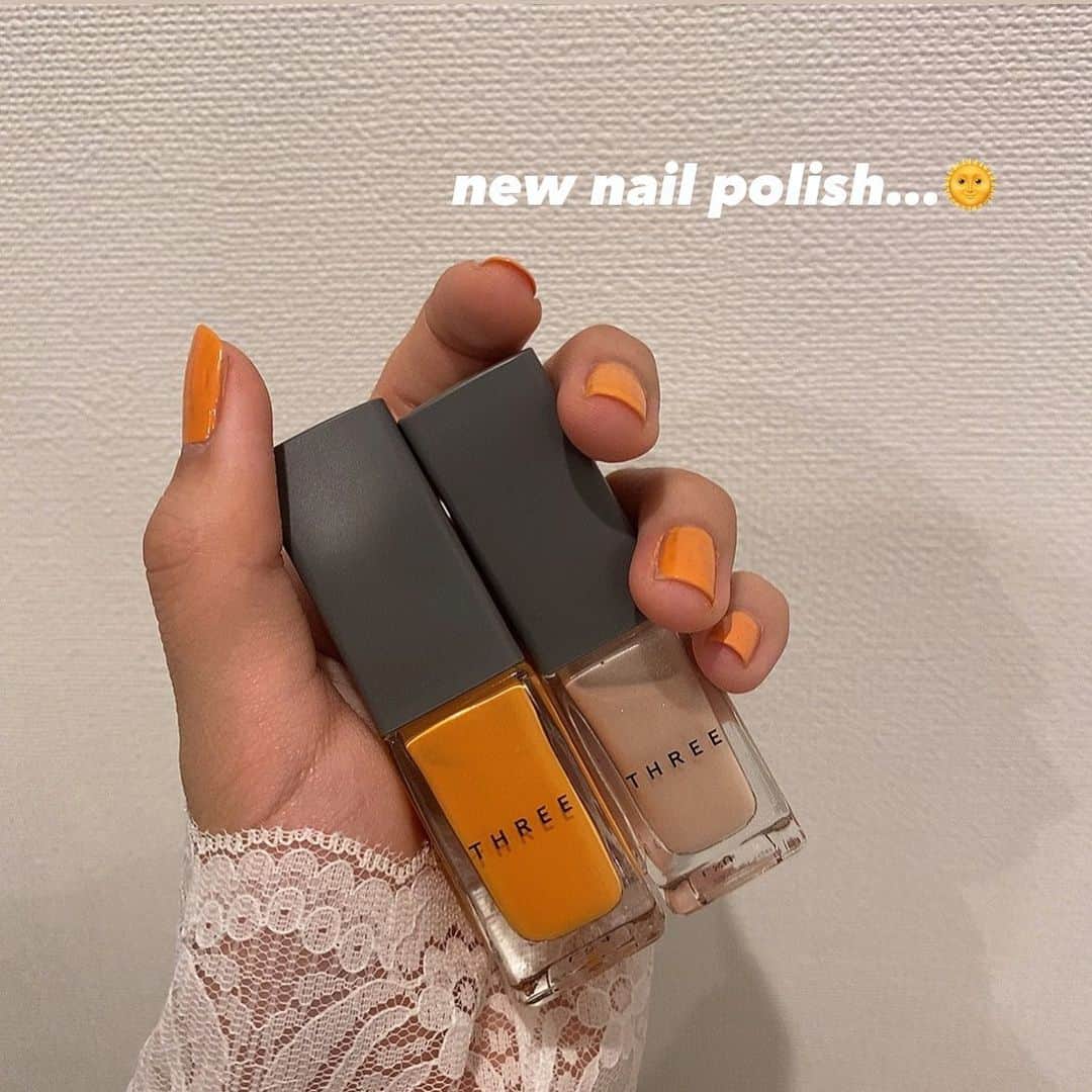 のインスタグラム：「* 𝐧𝐞𝐰 𝐧𝐚𝐢𝐥 𝐩𝐨𝐥𝐢𝐬𝐡…🌞  @threecosmetics の オレンジのネイルポリッシュ 春っぽくてかわいい…♡  右は細かいラメのトップコート 単体で使うのもすきでした🤍  #threecosmetics #春コスメ #オレンジネイル #春ネイル #オレンジコスメ」