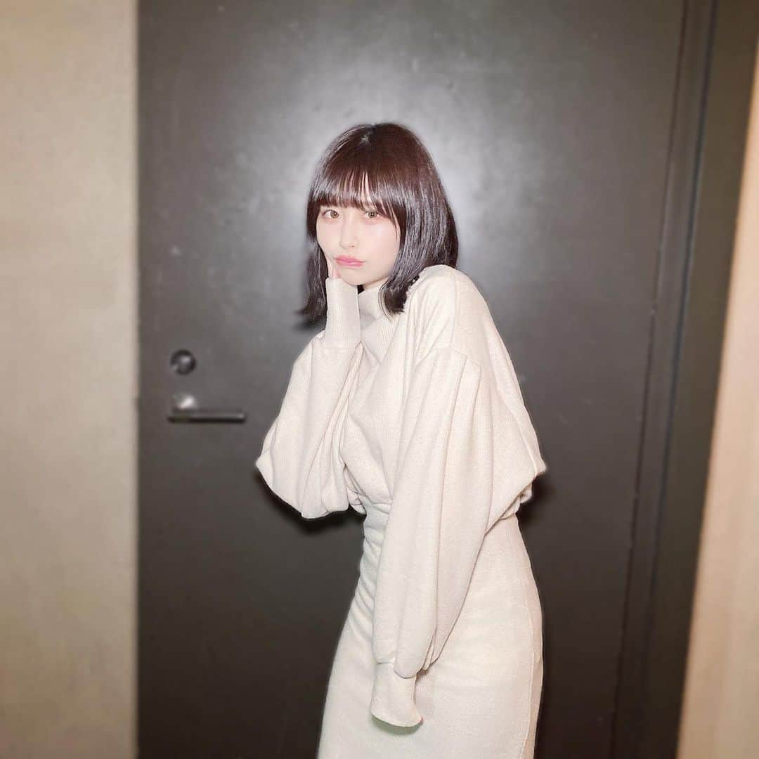 宮内凛さんのインスタグラム写真 - (宮内凛Instagram)「. . マネージャーさんのお洋服みて可愛くてお揃いにしちゃった🥰 シルエットがとてもすき . . #japangirl #japanesegirls #オルチャンファッション #オルチャンメイク #오오티디패션 #옷스타일 #얼스타그렘 #얼짱스타그램 #셀스타그램📷 #일본여자」1月25日 21時59分 - miyauchi_rin