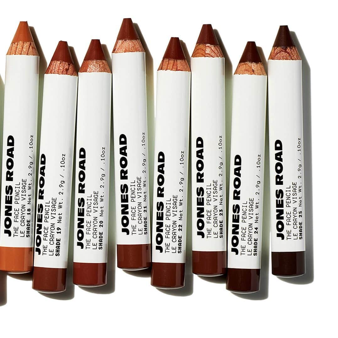 ボビー・ブラウンのインスタグラム：「@jonesroadbeauty. The Face Pencil. The everything stick comes in 25 shades that covers redness and dark spots, corrects discoloration, and lightens dark circles all while being undetectable.  HOW TO CHOOSE Look for the shade that disappears on your cheek and the shade that disappears on your forehead— they’re not always the same. Having both on hand will keep you covered. Use a lighter shade to neutralize darkness under the eye, and at the corners of the mouth.  HOW TO USE Start around the nose to cover redness. Next, apply around the mouth, spot correct as needed, and blend down with fingers. To create a wash of coverage, blend pencil with your favorite moisturizer and apply as a foundation.  Available exclusively at jonesroadbeauty.com.」