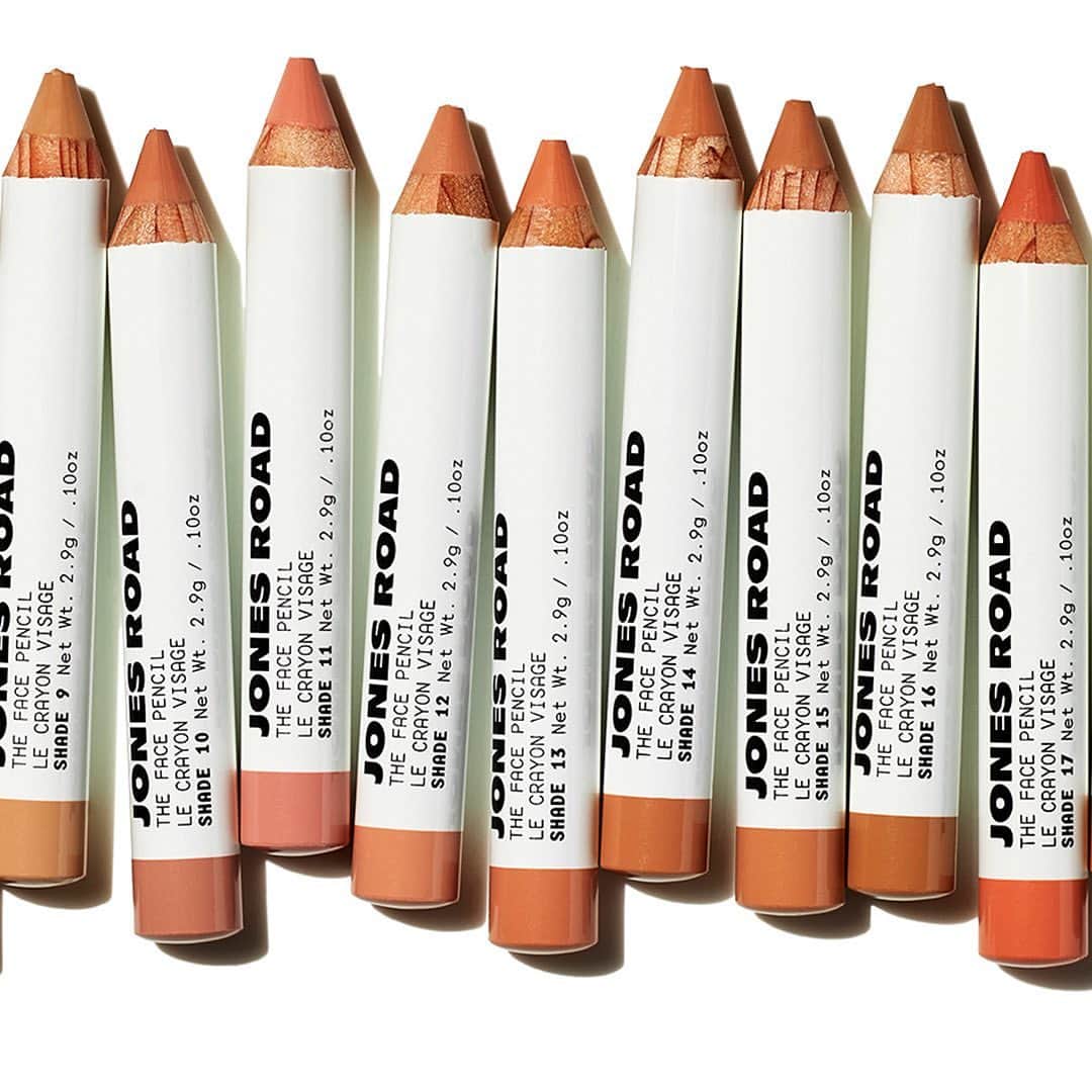 ボビー・ブラウンのインスタグラム：「@jonesroadbeauty. The Face Pencil. The everything stick comes in 25 shades that covers redness and dark spots, corrects discoloration, and lightens dark circles all while being undetectable.  HOW TO CHOOSE Look for the shade that disappears on your cheek and the shade that disappears on your forehead— they’re not always the same. Having both on hand will keep you covered. Use a lighter shade to neutralize darkness under the eye, and at the corners of the mouth.  HOW TO USE Start around the nose to cover redness. Next, apply around the mouth, spot correct as needed, and blend down with fingers. To create a wash of coverage, blend pencil with your favorite moisturizer and apply as a foundation.  Available exclusively at jonesroadbeauty.com.」