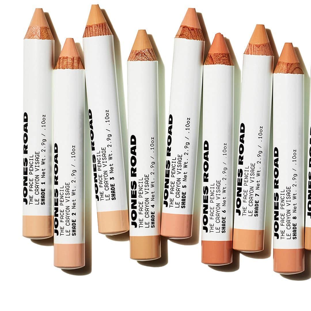 ボビー・ブラウンのインスタグラム：「@jonesroadbeauty. The Face Pencil. The everything stick comes in 25 shades that covers redness and dark spots, corrects discoloration, and lightens dark circles all while being undetectable.  HOW TO CHOOSE Look for the shade that disappears on your cheek and the shade that disappears on your forehead— they’re not always the same. Having both on hand will keep you covered. Use a lighter shade to neutralize darkness under the eye, and at the corners of the mouth.  HOW TO USE Start around the nose to cover redness. Next, apply around the mouth, spot correct as needed, and blend down with fingers. To create a wash of coverage, blend pencil with your favorite moisturizer and apply as a foundation.  Available exclusively at jonesroadbeauty.com.」