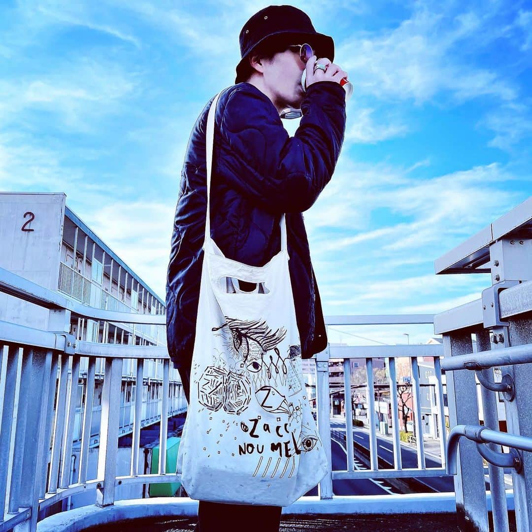 エンドウリョウのインスタグラム：「ZUCCa / tote bag . よくわかんない柄がプリントされてるのが妙に気に入ってます。 今日は天気良かったですねぇ。 春が待ち遠しい…！  THEME: 白 No.8  #9セレクト #レルエ #紫 #聞いてね #zucca   ********* 新曲「紫」のリリース企画、9枚の写真を集めた「9セレクト」企画が好評だったため、シリーズ化しました👀  テーマに沿って集めた写真を3日ごとに投稿します。今月のテーマは「白」です。 お楽しみに👏🏻👏🏻👏🏻 *********」
