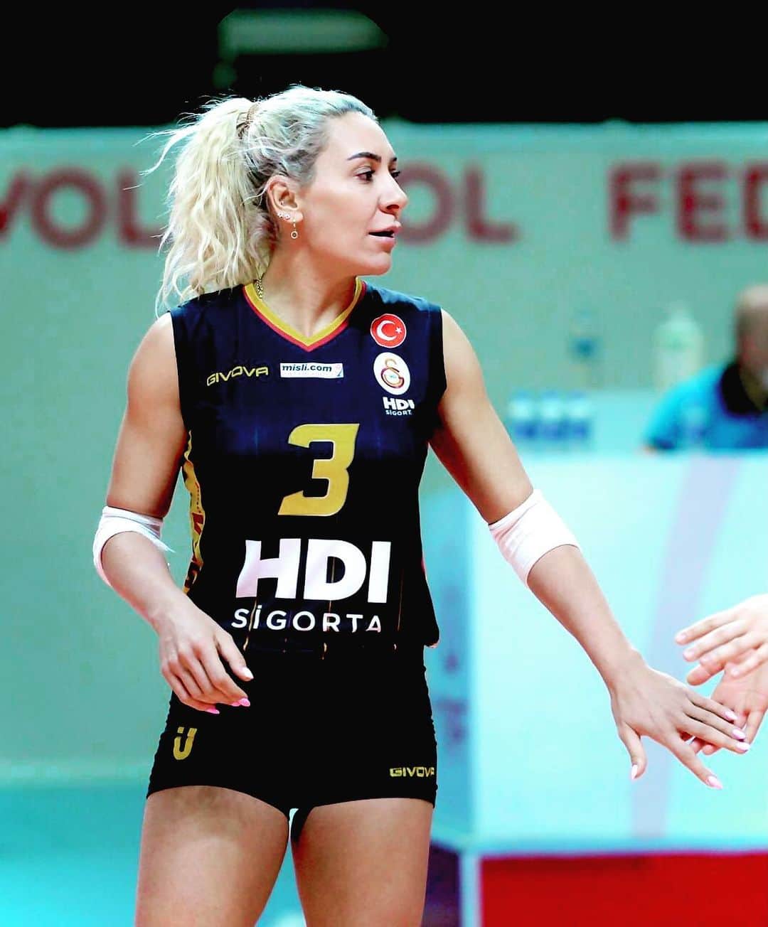 のインスタグラム：「Değiştiremeyeceğin şeyler için endişelenme...İyi haftalar... 💛❤️ 📸 @erdoganfato07」