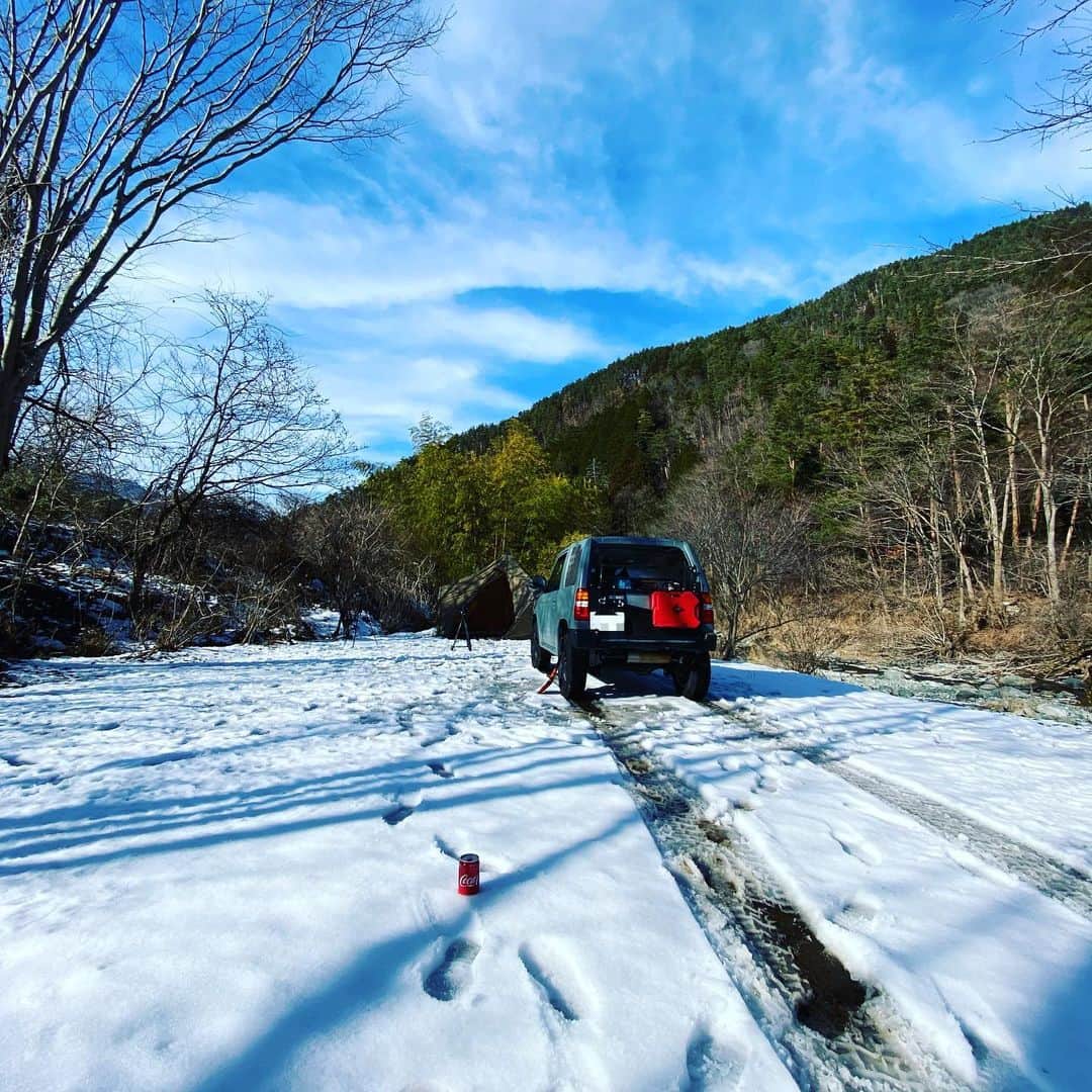 じゅんいちダビッドソンさんのインスタグラム写真 - (じゅんいちダビッドソンInstagram)「雪とコーラと車と空。  #キャンプ #雪中キャンプ #nature  #wonderful_places  #landscape  #earth_shotz #earthpix  #sky #snowcamping  #nationaigeographic #instagood  途中上着脱ぐぐらいの暖かい雪中。 まあキャンプってかロケでしたが。 泊まれなくて残念😅」1月25日 22時07分 - 0204junich_davidson_official