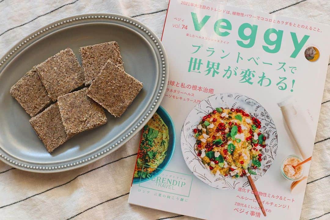 相馬絵美のインスタグラム：「公式インスタグラマーを務めています雑誌「veggy」 @veggy_jp   発売中のvol.74のテーマは「プラントベースで世界が変わる！」  私が今月号で興味深かったのは、編集部が選ぶZ世代&ミレニアルズリスト！  最近若い子で社会課題に意識が高くて、才能に溢れた方が凄く多いなぁ〜って思ってるのだけど(生まれた時代の特徴もあるかもしれないね)  地球環境のためにヴィーガンを積極的に選ぶ子が多いのも特徴の一つ。 @billieeilish とか有名やね。  大好き @fujiikaze さんも選ばれてた🌈  「最近の若い子は〜」 「若い"のに"すごいね」というより、彼ら世代から学ばせてもらうことが凄く多い気がしてる。  Amazonや全国の書店で是非手に取って読んでみてください✨  隣に写ってるのはローブレッド🍞 rawだからもちろん焼いてないよ！ ビタミン・ミネラル・酵素が生きていて味も美味しい焼いたパン。 この間何人かお友達に試食してもらったら大好評だったのでまたレッスンやろっと！  #veggy #ヴィーガン #ベジタリアン #雑誌 #プラントベース」