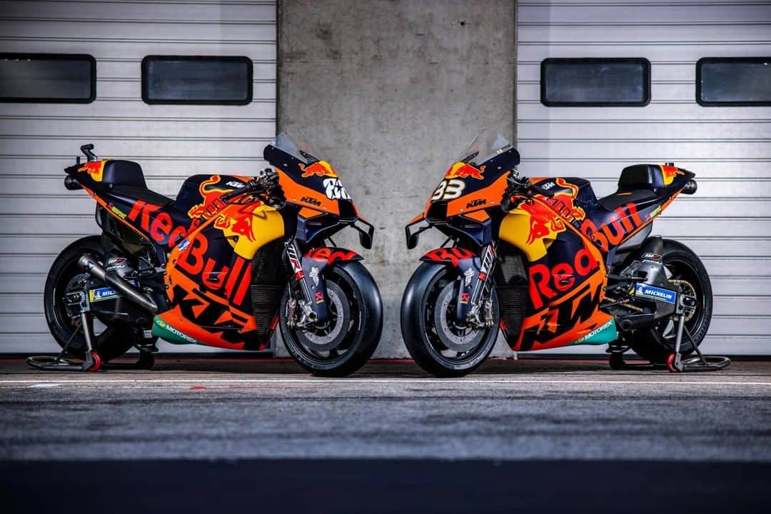 MotoGPさんのインスタグラム写真 - (MotoGPInstagram)「88 🤜🤛 33 😎 First look at KTM's 2021 dynamic duo of @88migueloliveira and @bradbinder in full factory colours! 🧡 Swipe left! ⬅️ #MotoGP #MO88 #BB33 #Motorcycle #Racing #Motorsport」1月25日 22時09分 - motogp